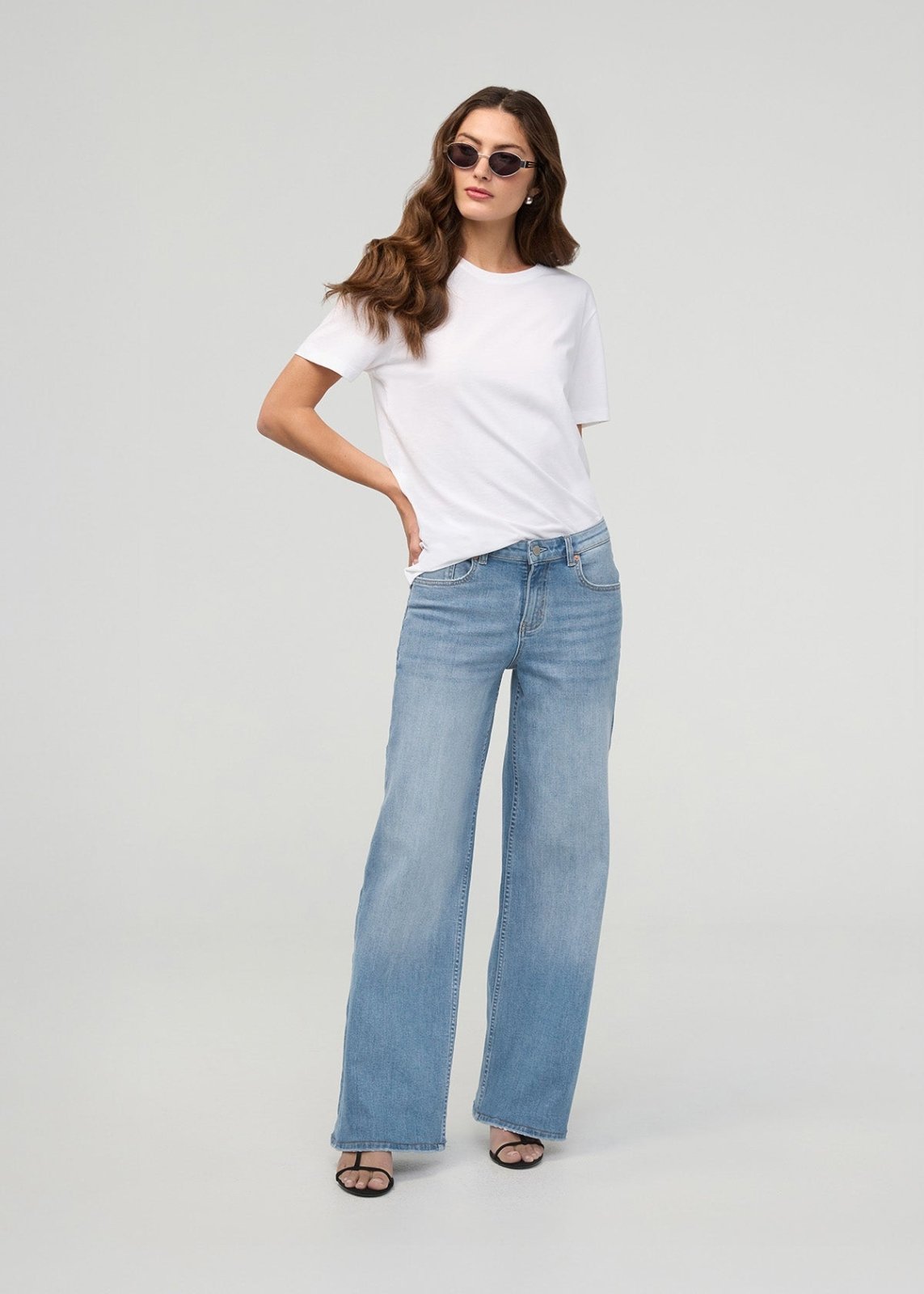 Women's Current Blue Mid Rise Loose Straight Jeans Full Body