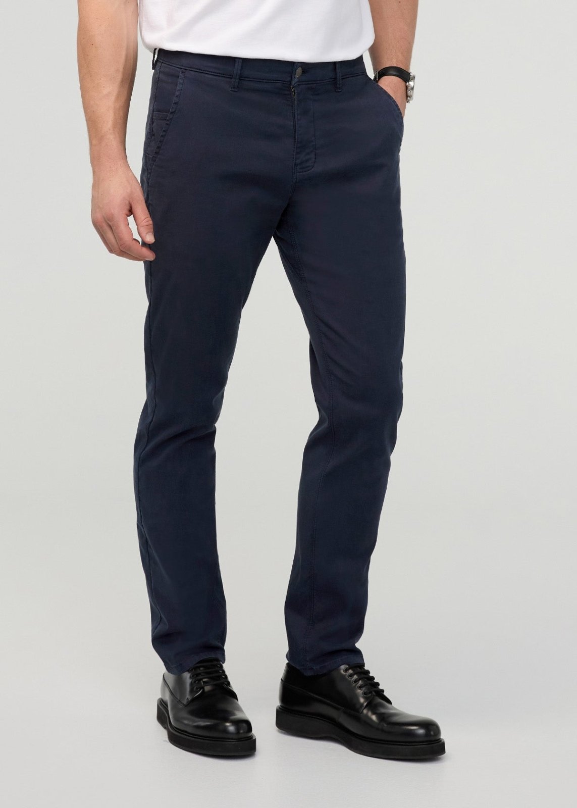 Men's Navy Lightweight Relaxed Taper Chino Pant front