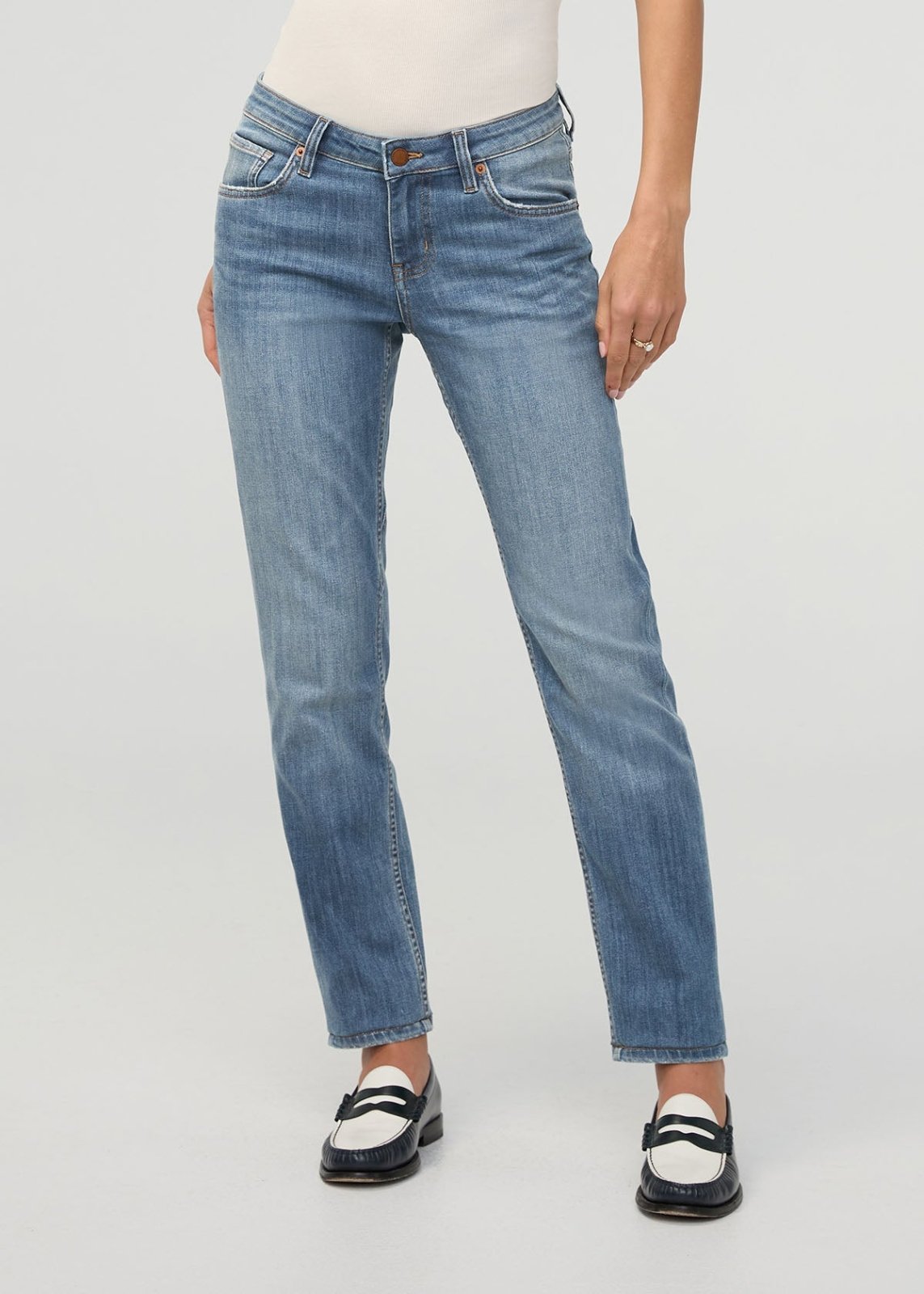 Women's relaxed taper Fit faded blue Stretch jeans front