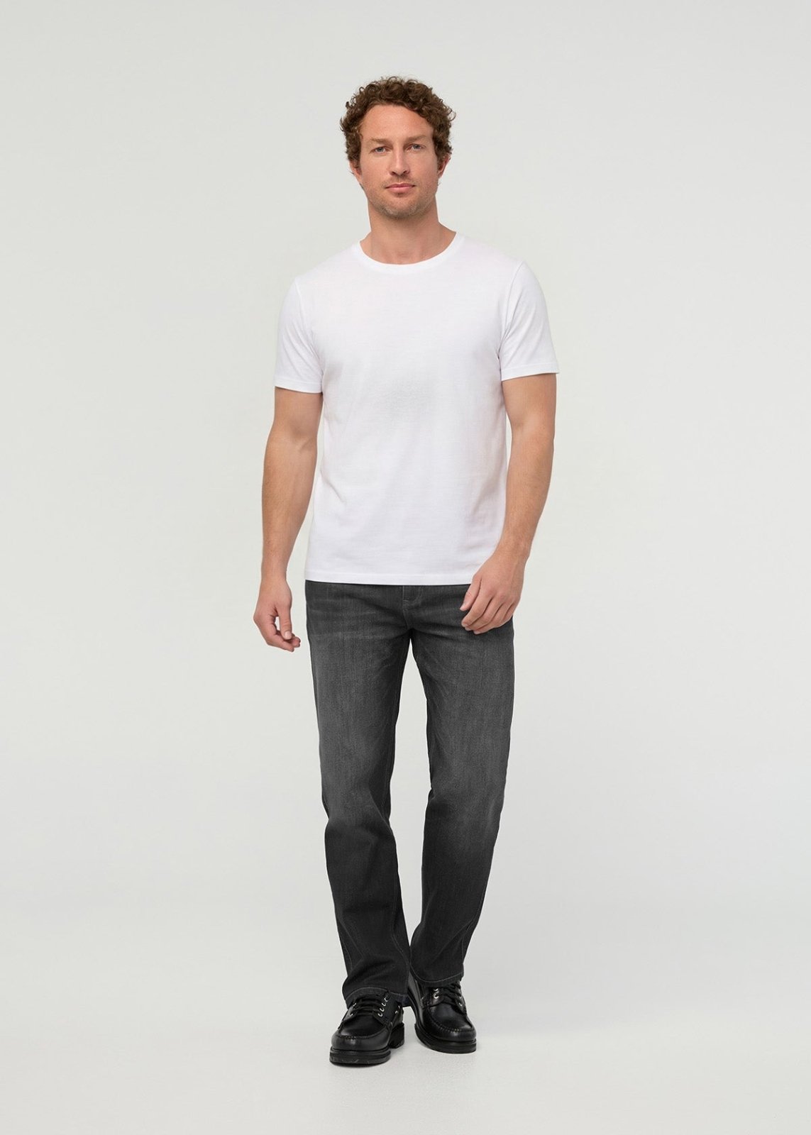 Men's Vortex Relaxed Straight Fit Lightweight Stretch Jeans full body