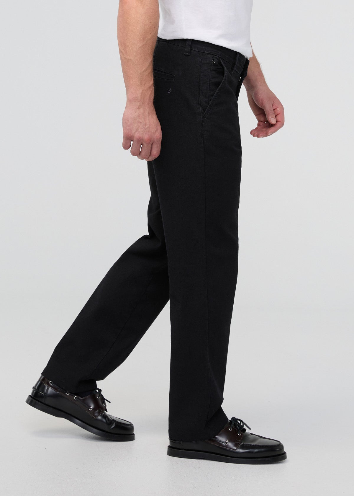 Men's Onyx Stretch Canvas Relaxed Straight Chino Side