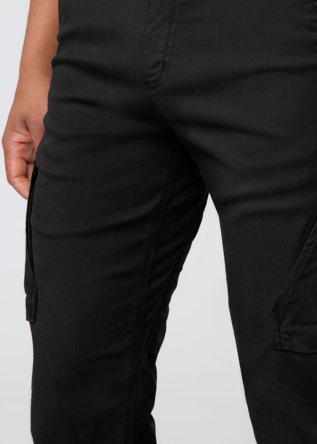 Men's Black Relaxed Water Resistant Cargo Pant Gusset