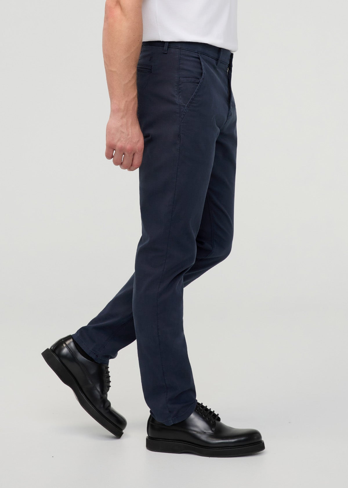 Men's Navy Lightweight Relaxed Taper Chino Pant side