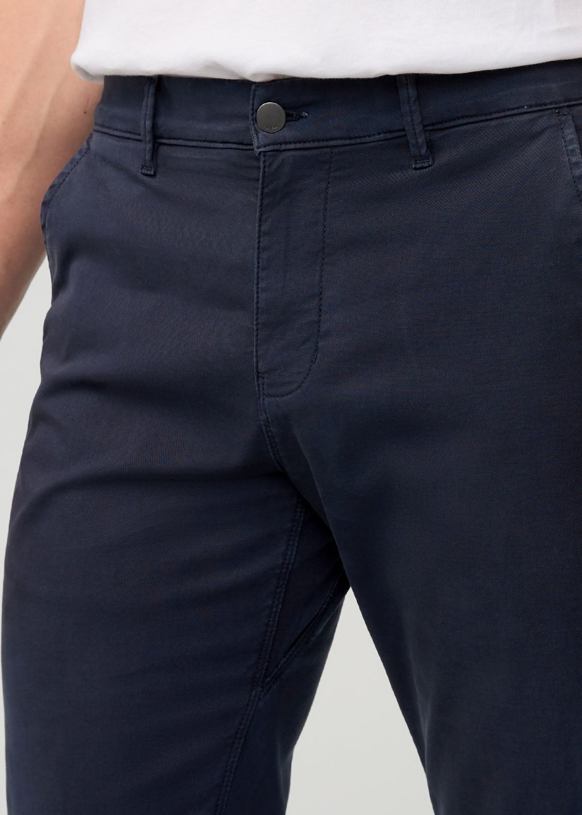Men's Navy Lightweight Relaxed Taper Chino Pant front waistband