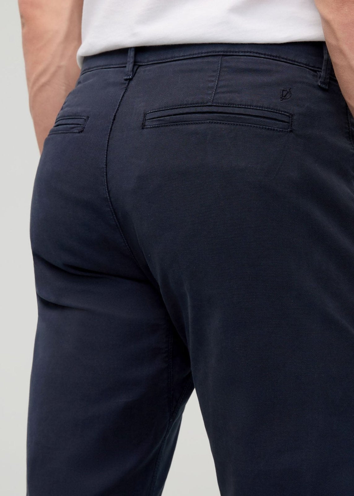 Men's Navy Lightweight Relaxed Taper Chino Pant rear waistband