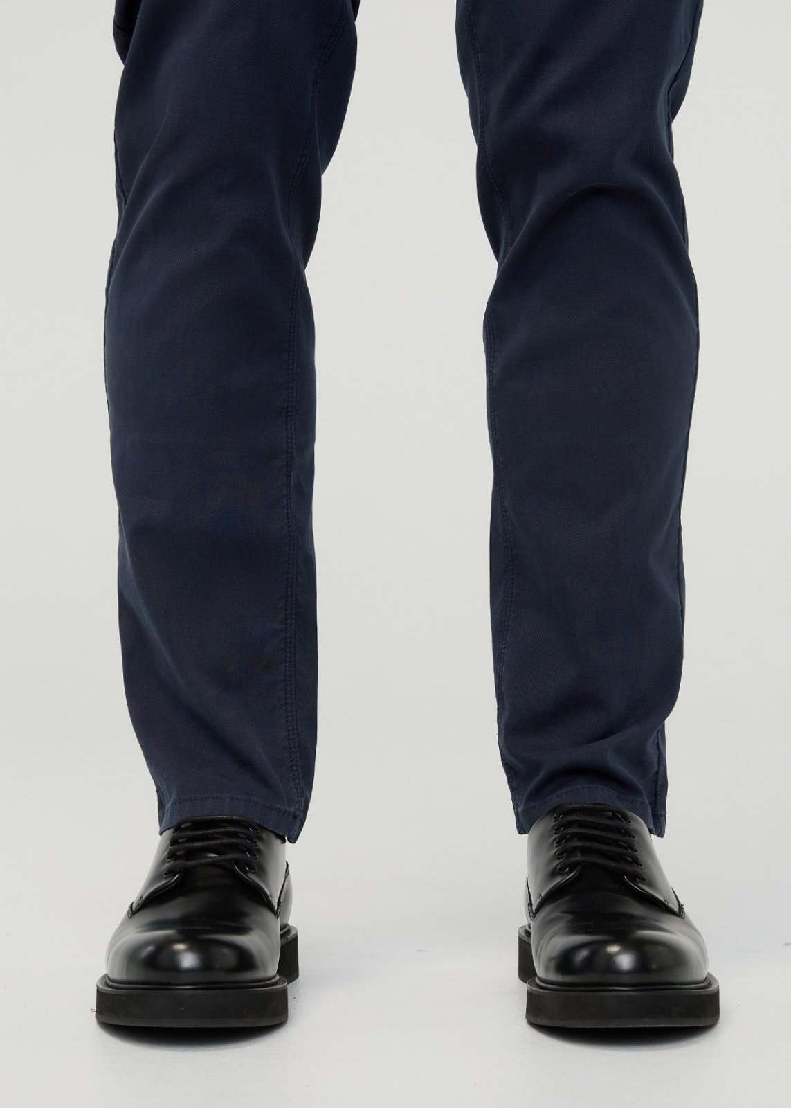 Men's Navy Lightweight Relaxed Taper Chino Pant front ankles