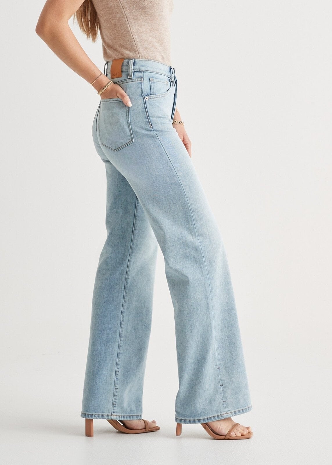Wide-leg jeans with waist detail - Women